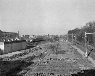 856445 Gezicht op de moestuintjes tussen de spoorlijnen Utrecht-'s-Hertogenbosch (links) en Utrecht-Arnhem, vanaf het ...